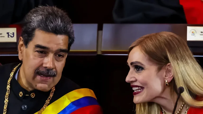 A presidente do TSJ, Caryslia Beatriz Rodríguez, ao lado do ex-ditador Nicolás Maduro, em imagem de 2024 (Foto: Miguel Gutiérrez/EFE)