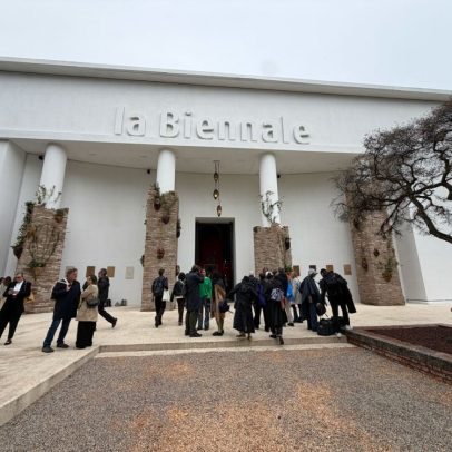 Na Bienal de Veneza, In Minor Keys de Kouoh mostra jardins e terra marcada
