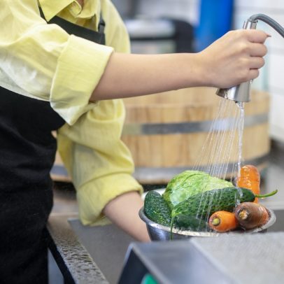 Lavar frutas e verduras remove agrotóxicos? Resposta é incômoda