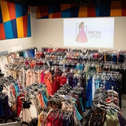 Igreja doa vestidos de formatura a jovens em ação solidária