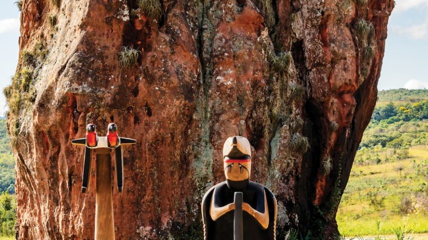 Totem Tatu e Totem Urubu-Rei, de Kulykirida Mehinaku, no Parque Vila Velha, em Ponta Grossa, no Paraná — Foto: Vogue Brasil/ Wesley Diego Emes