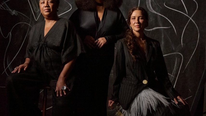 Rosana Paulino veste macacão FOZ, brincos EPIPHANIE e sapatos BOTTI. Diane Lima usa vestido ROBER DOGNANI, brincos e anel ARA VARTANIAN e sapatos ALEXANDRE BIRMAN — Foto: Vogue Brasil/ Caia Ramalho
