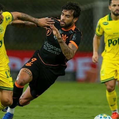 Timão não culpa arbitragem pela derrota, apesar de reclamações