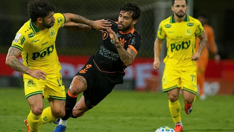Victor Luís, do Mirassol, e Yuri Alberto, do Corinthians, disputam a bola, em duelo no Brasileirão
