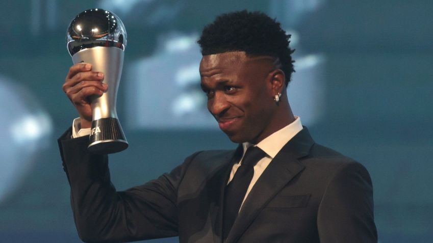 Vini Jr. com o prêmio de melhor do mundo da FIFA • Divulgação/FIFA