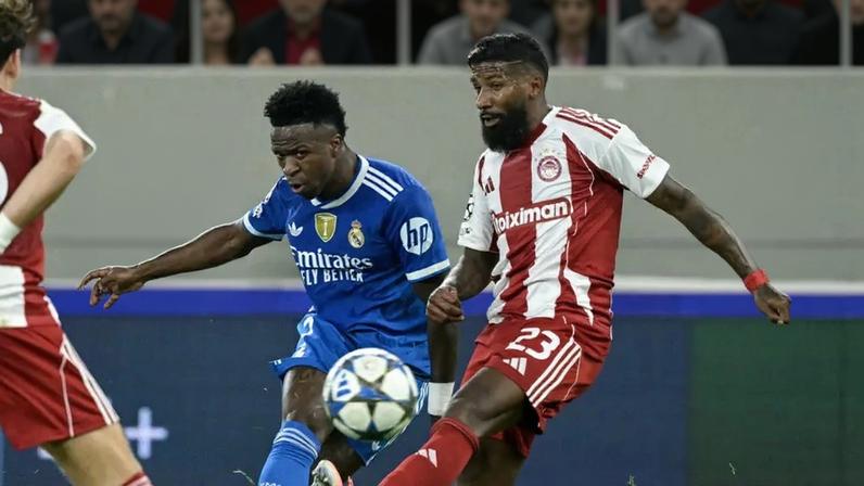 Vinicius Jr marcado por Rodinei em Olympiacos x Real Madrid (Foto: Angelos Tzortzinis / AFP)