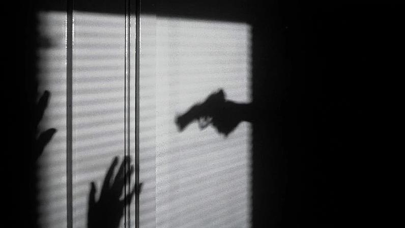 Na imagem, as sombras de um revólver apontando para uma mão estendida; governo Lula identificou que o tema do combate à violência estava sendo atrelado à políticos de direita e decidiu tornar a questão uma das prioridades da campanha eleitoral de 2026