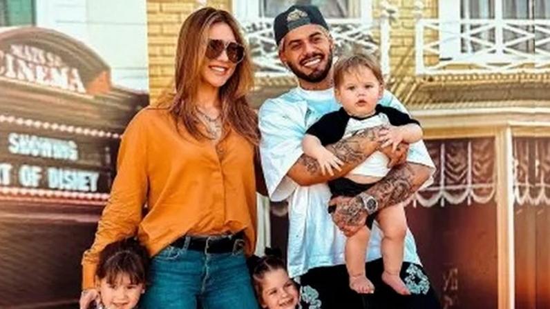 Virginia e Zé Felipe posam juntos ao lado dos filhos