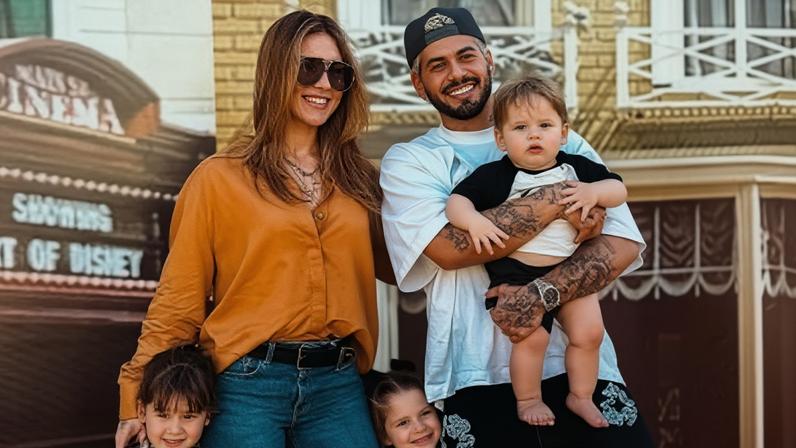 Virginia e Zé Felipe posam juntos ao lado dos filhos