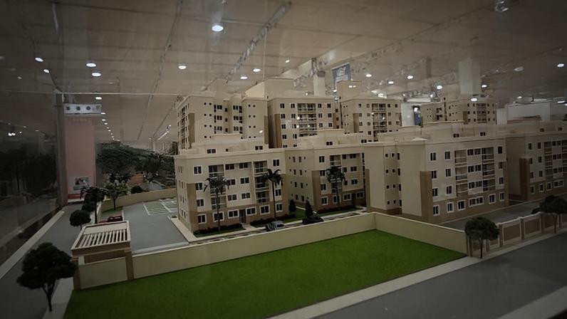16.dez.25 - Visitante observa maquete no Feirão da Casa Própria