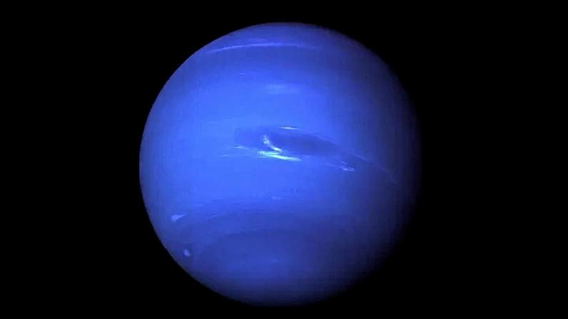 Vista de Netuno obtida a partir de filtros verdes e laranjas nas câmeras do Voyager 2 da Nasa