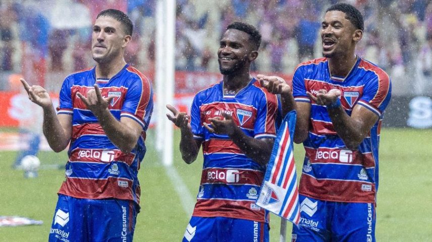 Vitinho, do Fortaleza, comemora seu gol durante partida contra o Goiás pela Série B
