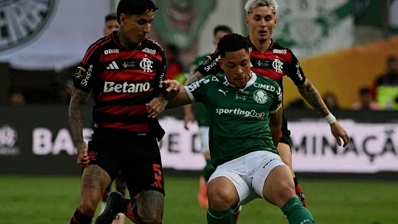 Vitor Roque em ação durante final da Libertadores entre Palmeiras e Flamengo