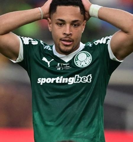 Vitor Roque se lamenta durante jogo entre Palmeiras e Flamengo na final da Libertadores