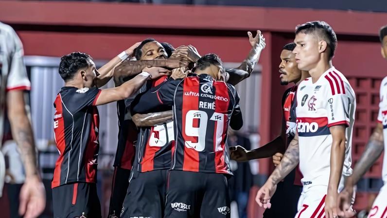 Vitória comemora gol sobre o Flamengo, em Salvador, na 5ª fase da Copa do Brasil