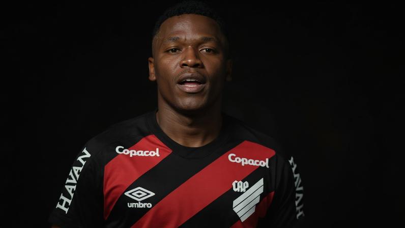 Viveros comemora gol marcado pelo Athletico contra a Chapecoense no Brasileirão