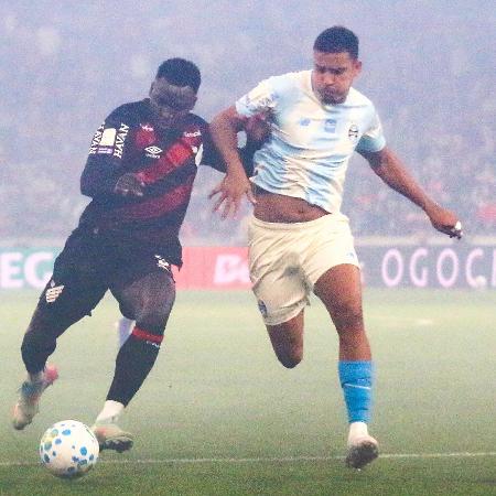 Viveros, do Athletico, e Gustavo Martins, do Grêmio, disputam a bola em confronto no Brasileirão