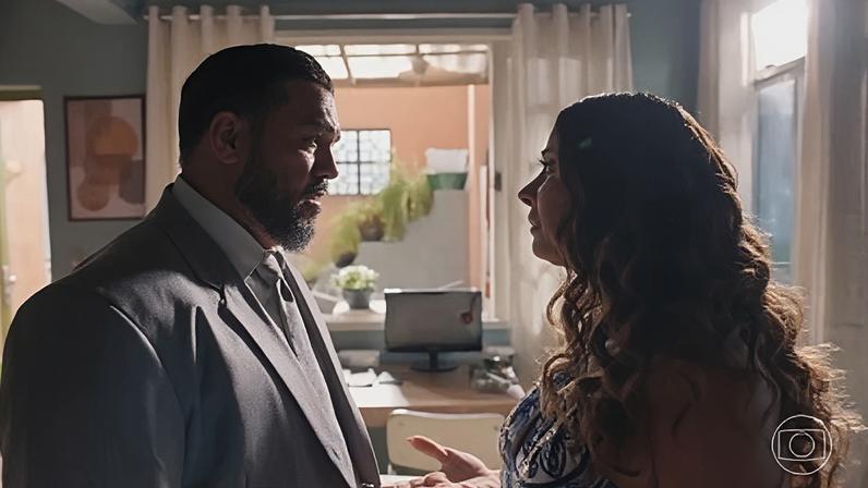 Misael (Belo) e Consuelo (Viviane Araújo) em cena do último capítulo de "Três Graças"