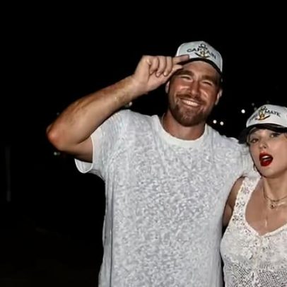 Travis Kelce elogia Taylor Swift e brinca ser o menos famoso do relacionamento