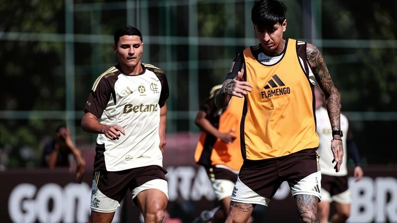 Volante Kaio Nobrega marca Erick Pulgar em treino do Flamengo: ele é um dos oito jovens do sub-20 pinçados por Jardim