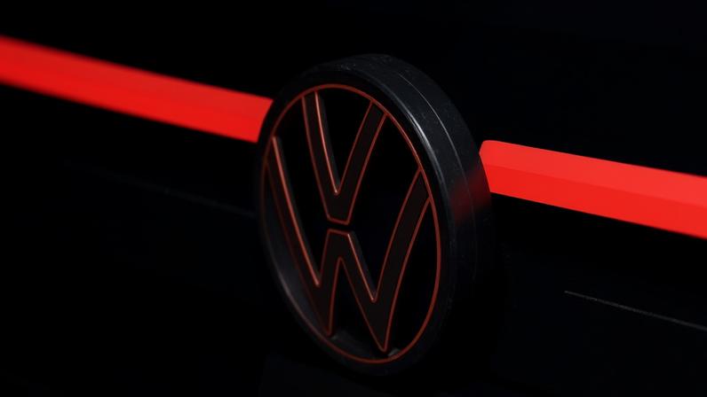 O logotipo da Volkswagen na prévia para a Imprensa do Salão Internacional do Automóvel de Nova York na cidade de Nova York, EUA, em 16 de abril de 2025.
