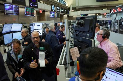 Operadores na bolsa de Nova York em 17 de abril de 2026