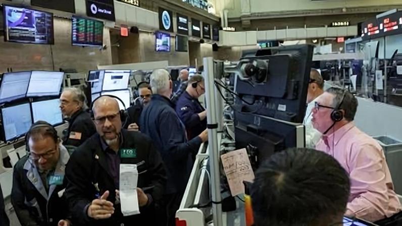 Operadores na bolsa de Nova York em 17 de abril de 2026