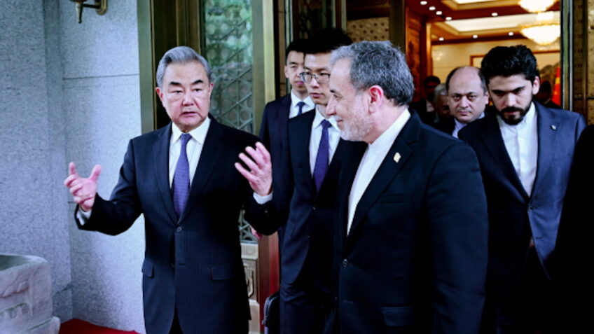 O ministro das Relações Exteriores da China, Wang Yi (esquerda) conversando com o chanceler iraniano Seyed Abbas Araghchi (direita)