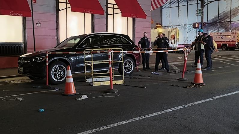 Imagens do local onde uma mulher caiu em um bueiro destambado em Nova York