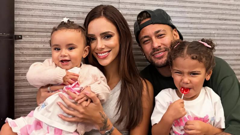 Bruna e Neymar com as filhas Mavie e Mel