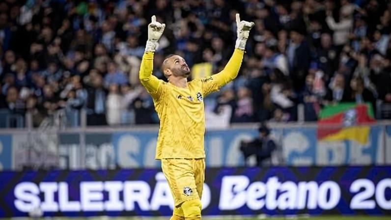 Weverton durante partida contra o Santos pelo campeonato Brasileiro