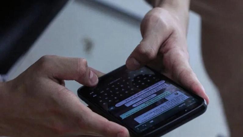 Mãe conta ter sido alertada por outra passageira do trem; na foto, imagem ilustrativa de um homem segurando um celular