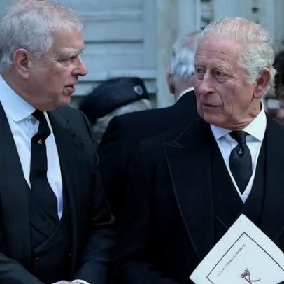 Rei Charles mantém distância do príncipe Andrew em Sandringham