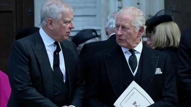 Príncipe Andrew e Rei Charles no funeral da Duquesa de Kent em 16 de setembro de 2025 — Foto: GettyImages