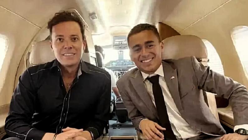 André Valadão com Nikolas Ferreira dentro do jato de Daniel Vorcaro em 2022 — Foto: Reprodução