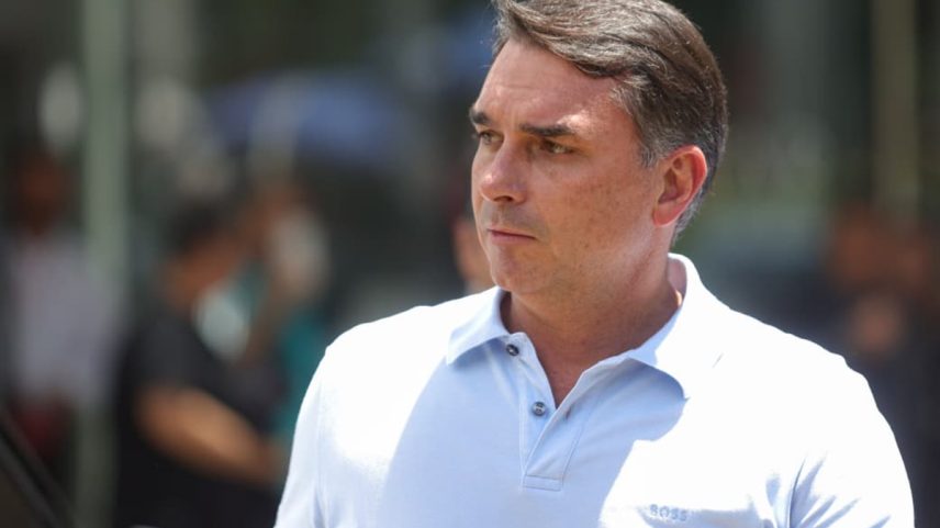 Senador Flávio Bolsonaro (PL-RJ) fala com a imprensa ao deixar o hospital DF Star no final da manhã desta sexta-feira (13/03).