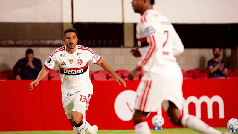 Danilo em ação em Estudiantes x Flamengo — Foto: Adriano Fontes / Flamengo