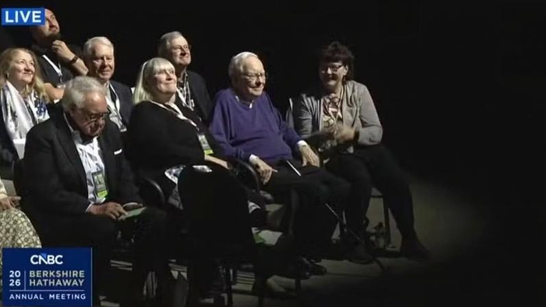 Warren Buffett (ao centro, de azul), com a filha Susie e o filho Howard, que também são conselheiros da Berkshire — Foto: Reprodução transmissão
