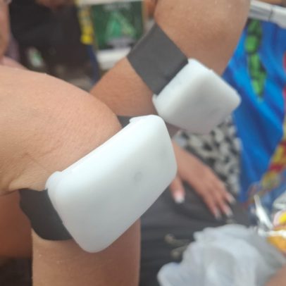 Fãs de Shakira recebem pulseiras perto da grade em Copacabana