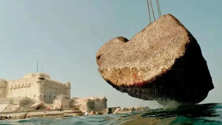 Arqueólogos descobrem pedras de 80 toneladas no mar, que se acredita serem restos de uma das sete maravilhas do mundo antigo