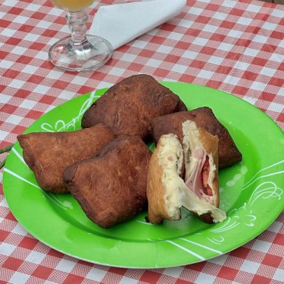 Bolinho de massa de pão recheado vira opção prática de lanche