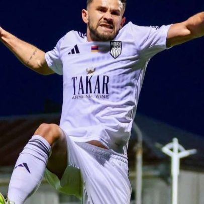 Atacante brasileiro sem clube virou ídolo no exterior após trabalhar lava rápido