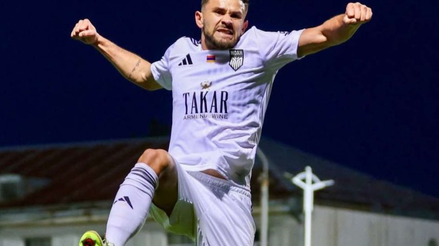 Atacante brasileiro sem clube virou ídolo no exterior após trabalhar lava rápido