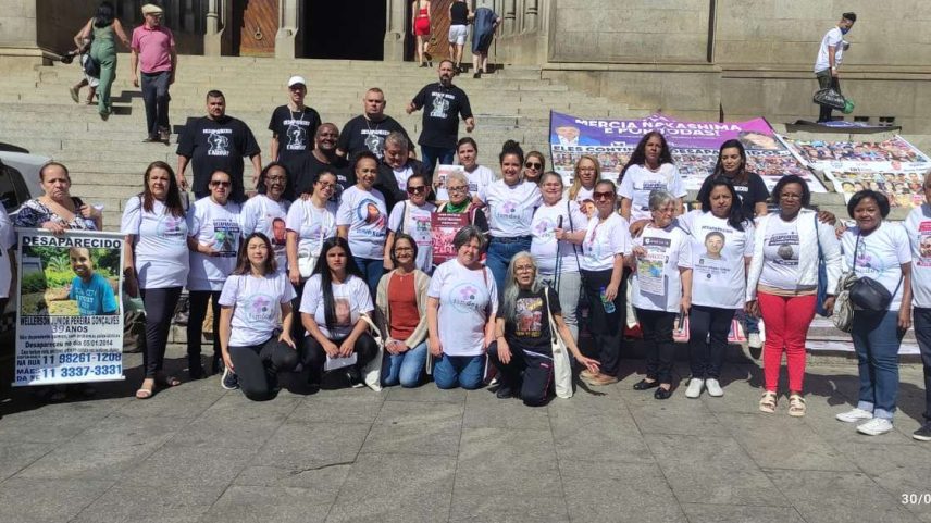 Mães da Sé se reúnem todo mês para divulgar desaparecidos Foto: Divulgação