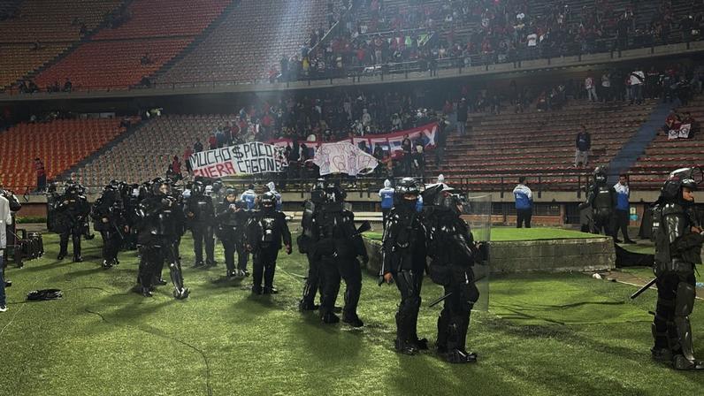 Polícia cerca gramado em Independiente Medellín x Flamengo — Foto: Richard Souza/ge
