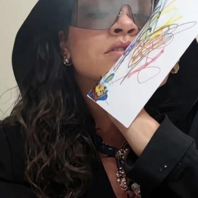 Rihanna faz tatuagem em homenagem aos filhos com desenho criado por eles