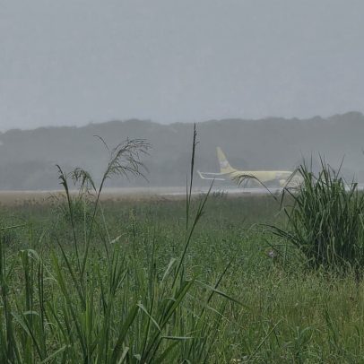 Avião cargueiro da Gol sai da pista após pouso em Salvador