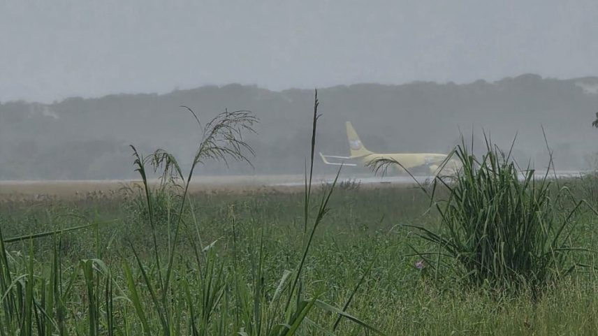 Avião cargueiro da Gol sai da pista após pouso em Salvador — Foto: Crédito redes sociais