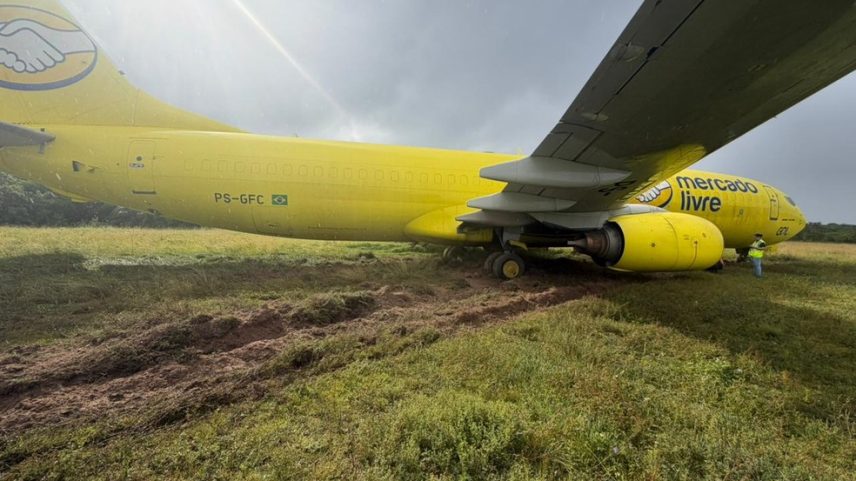 Fotos mostram avião da GOL que saiu da pista em Salvador com os pneus enterrados na grama. — Foto: Redes sociais
