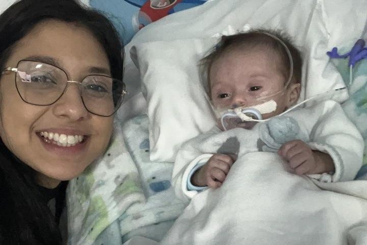 Agatha com o filho, durante a internação — Foto: Arquivo pessoal